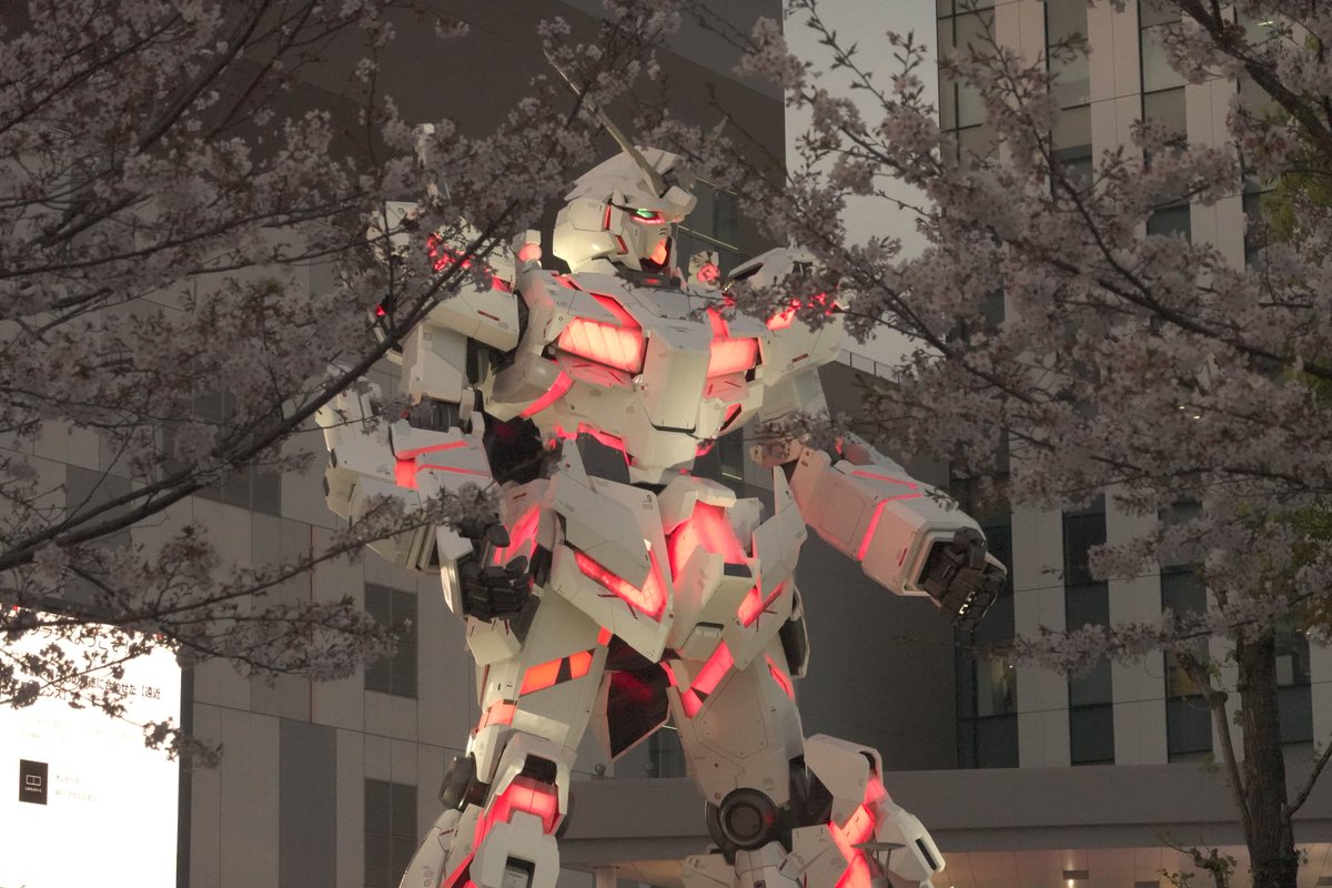 kenmillion178's tweet photo. ユニコーンガンダムと桜 https://t.co/G5IESkktPI