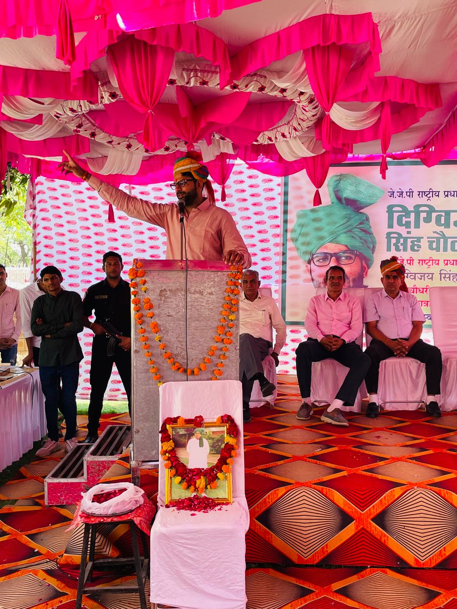 GujjarPar90's tweet photo. जननायक जनता पार्टी के प्रधान महासचिव दिग्विजय सिंह चौटाला जी ने आज जोधपुर के "चौधरी रामनारायण जिंदा छात्रावास" (भगत की कोठी) में अपने निजी कोष से 551000 रुपए देकर बनाई गई लाइब्रेरी का उद्घाटन किया!

दमदार! दिलदार! दिग्विजय!
@DVJChautala @JJPofficial @Dchautala https://t.co/gbneDo1TFO