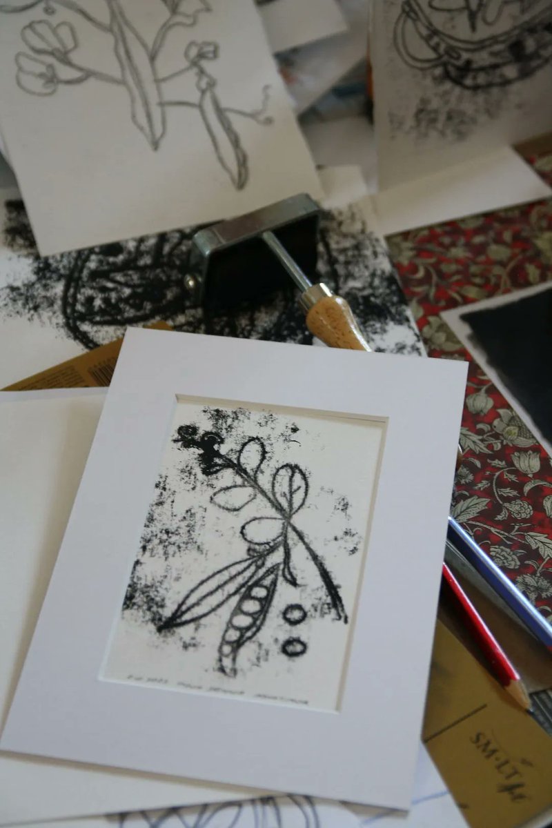 decorartuk's tweet photo. #GardeningTwitter let me introduce you to my #artwork - Monotype Print - GARDEN PEAS - Ink on Watercolour Paper (21x15cm) - With the Passeportout: https://t.co/eMQi37gqPo (At the moment it's on offer, i.e. -15%!) https://t.co/Rez85VWtgn