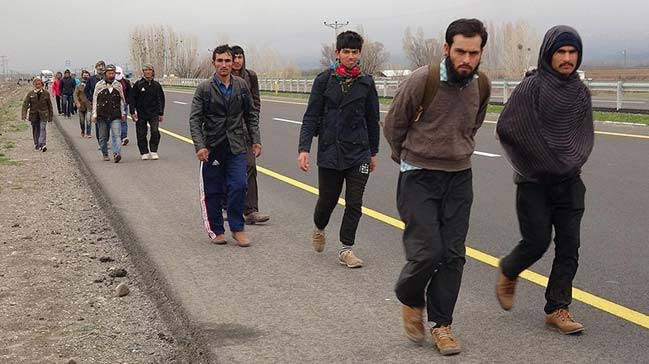 Çorum Sungurlu Belediye Başkanı Abdulkadir Şahiner:

“Her geçen gün planlı olarak ülkemize giriş yapan bu istilacıların geliş amacı, zulümden kaçıp kurtulmak değil planlı bir sürecin şu anda pasif olan ama zamanı gelince aktifleştirilecek piyonlarıdır. Bu işgale müsaade eden