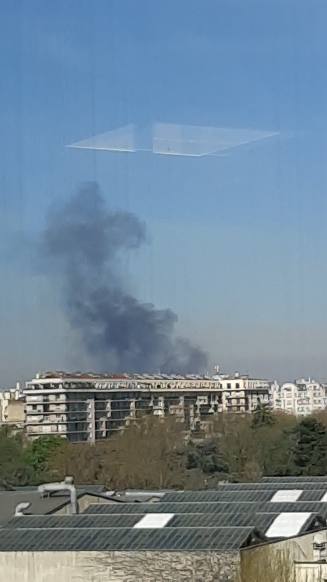 olebo's tweet photo. Énorme fumée noire sur la capitale #Paris (photo prise depuis Boulogne) https://t.co/cympEA21XS