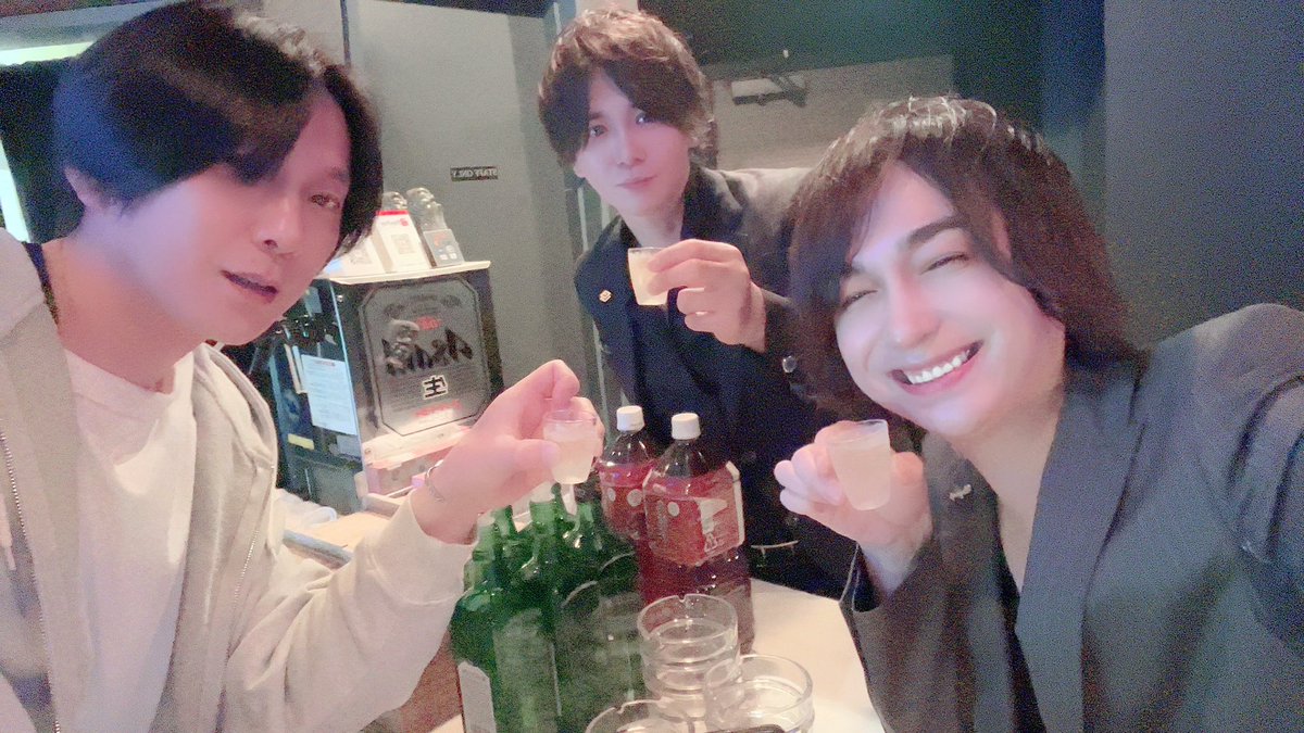 Touma5959's tweet photo. 先日、29で飲んでいたら伊吹とバッタリ😊👍

相変わらずでした、元気そうで良かった♪

同い年、お互い頑張りましょう⭐️

本日もロマンスでお待ちしております🍻

#ロマンス　#ホスト　#歌舞伎町　#BAR29 https://t.co/KBXAJYEQBI