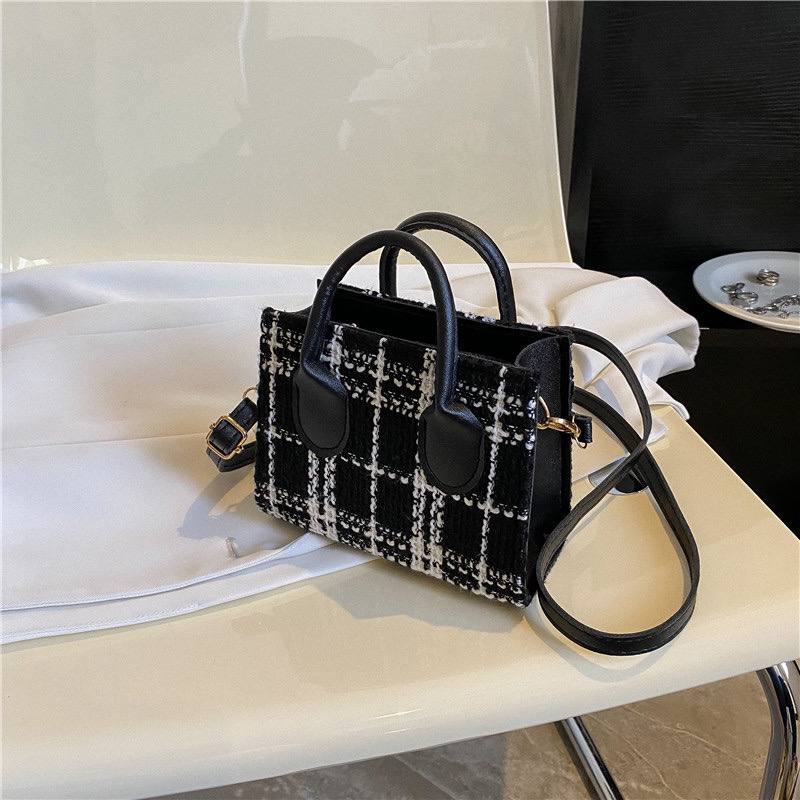 shanteksigadis's tweet photo. Awak rasa gf awak tu jenis macam mana? simple or cute?

If gf awak jenis yang simple, boleh la grab this minimal design bag untuk hadiahkan pada dia💗

✨ Marsya Bag, RM25 ✨ https://t.co/OgB8FP4vXH