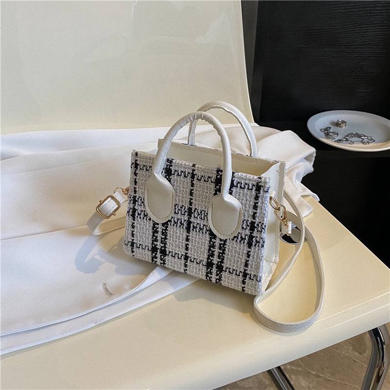 shanteksigadis's tweet photo. Awak rasa gf awak tu jenis macam mana? simple or cute?

If gf awak jenis yang simple, boleh la grab this minimal design bag untuk hadiahkan pada dia💗

✨ Marsya Bag, RM25 ✨ https://t.co/OgB8FP4vXH