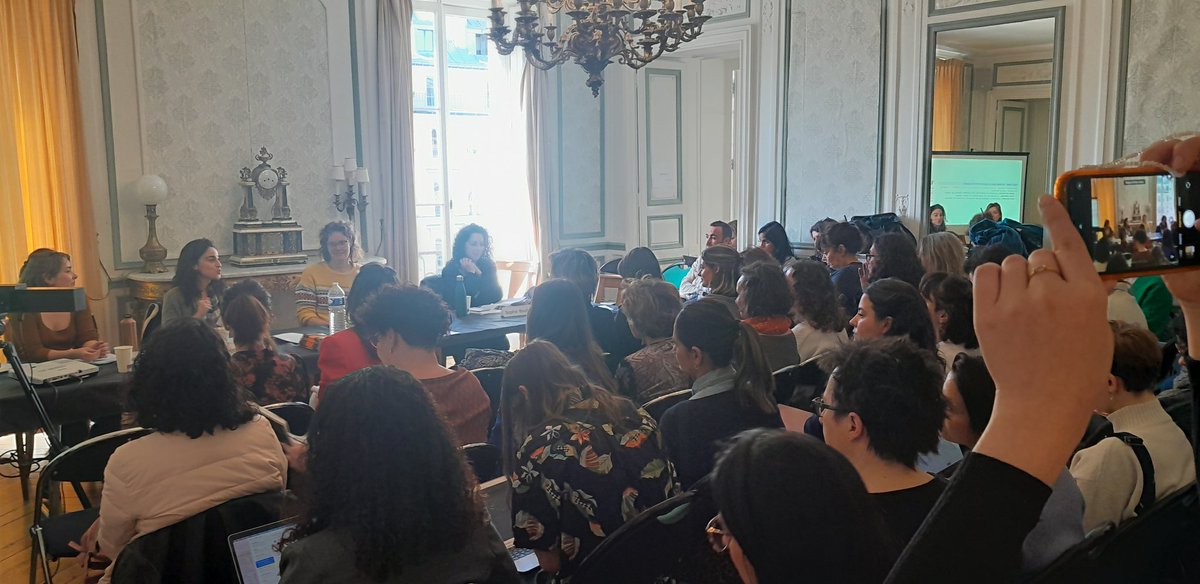 giu_sapio's tweet photo. Le colloque continue avec une table ronde sur les violences psychologiques animée par @JeanneWetzels avec @SophieBoutboul, @YnaeeBenaben et Anne Billows https://t.co/PJaAjYteSu
