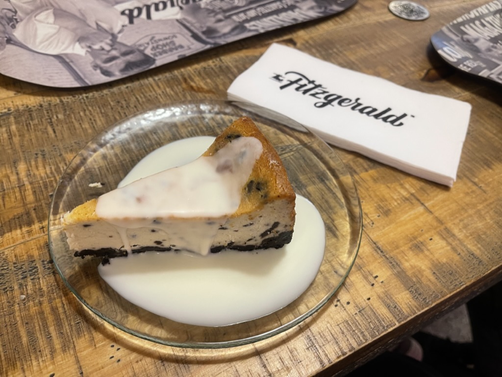 Ein #Cheescake im #Fitzgerald gibt einen Besuch der #Outletstores #Alicante in #SanVicentedelRaspeig einen besonderen Touch. Hier mit #Oreos im Teig.