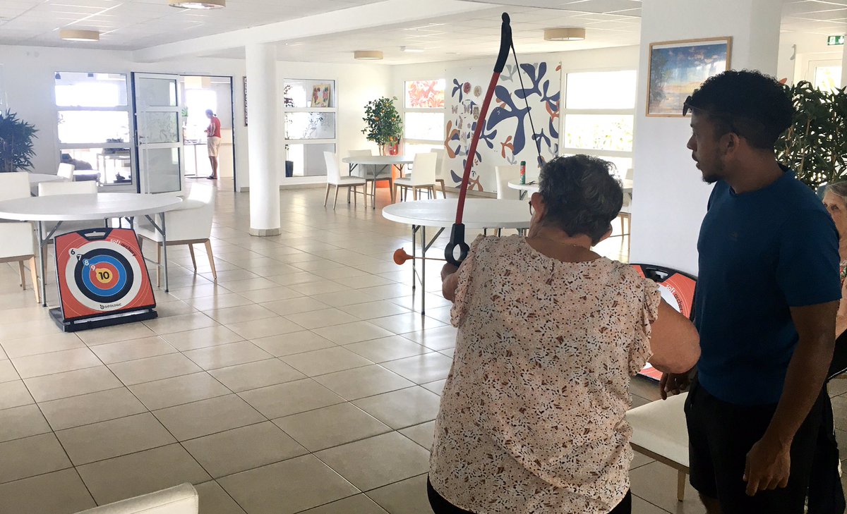SenSteMarie's tweet photo. Découverte du #TirALArc dans le cadre de l’#AtelierMobilité avec le dispositif #AtoutAge.Les #Résidents se prennent pour #GuillaumeTell ! #SportSanté #Team974 #BienVieillir #RetraiteActive https://t.co/CTEZxdKj0e