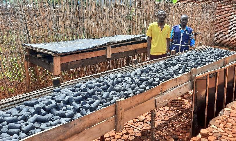 PAEEJ_Burundi's tweet photo. 2. Une coopérative de 15 jeunes fabrique du charbon écologique à base de déchets ménagers.

👌 Avec la première production, elle a en stock 120 kg de charbon déjà en vente. Par semaine, la coopérative va produire 1000 kg de charbon équivalent à 500 mille Fbu. https://t.co/wJMtAaKGiL