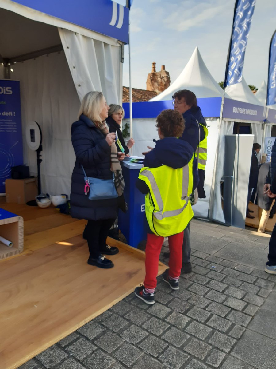enedis_pdl's tweet photo. Nous sommes fiers de raccorder le village départ de la 2ème étape du #RégionTour à @ClissonVille 🚴 En branchant cet événement au réseau, @Enedis agit dans la décarbonation et propose une alternative ➕ durable comparée aux groupes électrogènes ⚡️ #BranchonsLesEvenements https://t.co/jCnAD405lb
