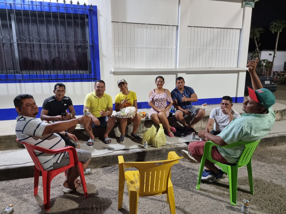 matuscar's tweet photo. Las banqueteras con los amigos 🍻🫶 #MartesSanto #SemanaSanta #SFI créditos para la fotógrafa @MariainesLuis https://t.co/OziSBIeubg