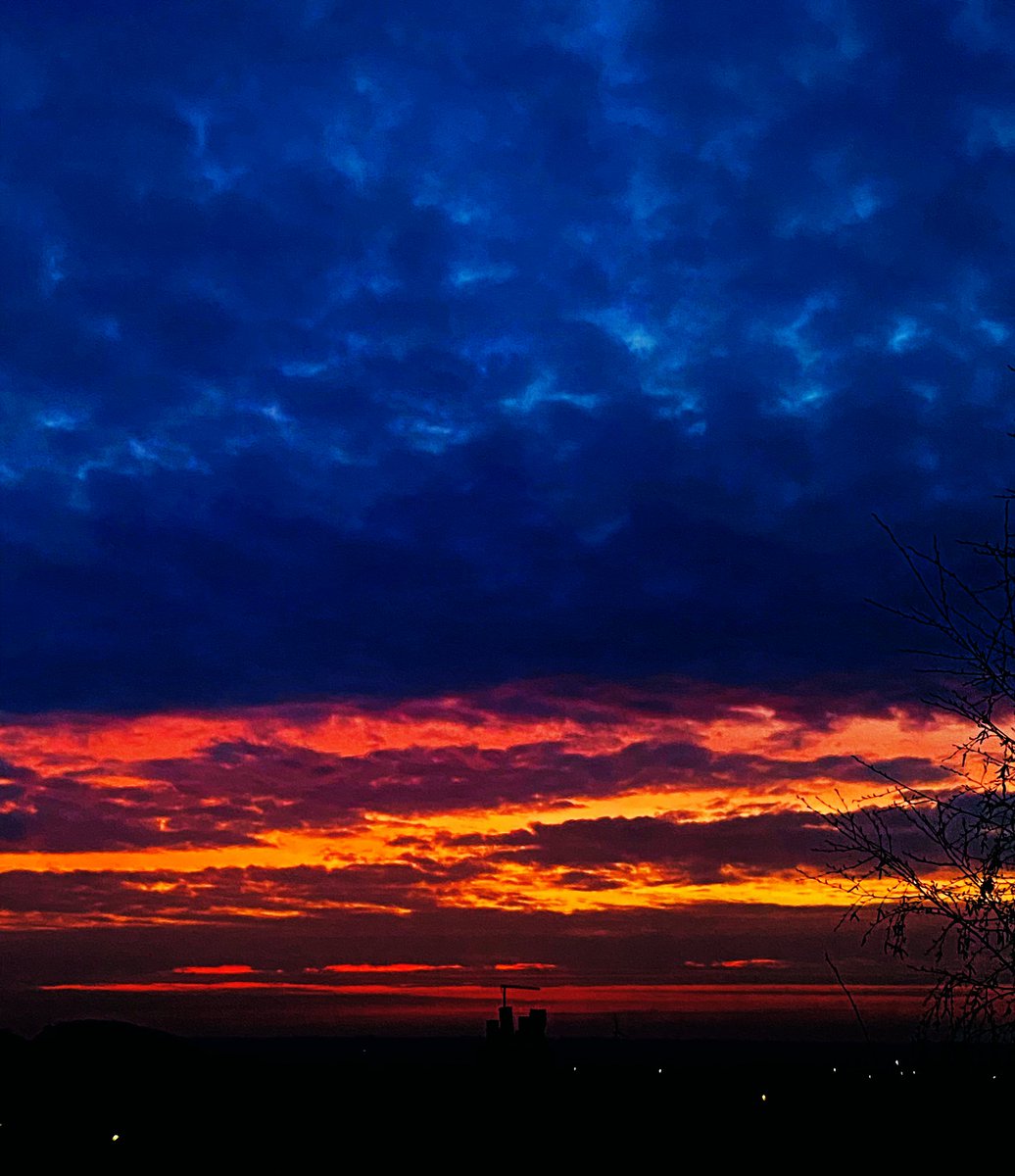 TheKateEscapes's tweet photo. Sunrise Colours
#sunrise #SpringSunrise #Colours #sky #DramaticSky #Nature #Photography https://t.co/m7GdjlJLfi