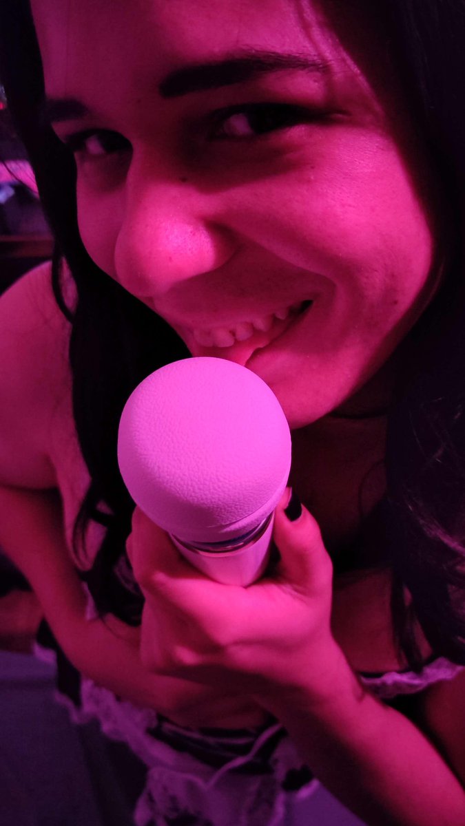 Emilia_Wow_'s tweet photo. Petite soirée karaoké à 3, ca va être fun 😇 https://t.co/RZLHfGligk