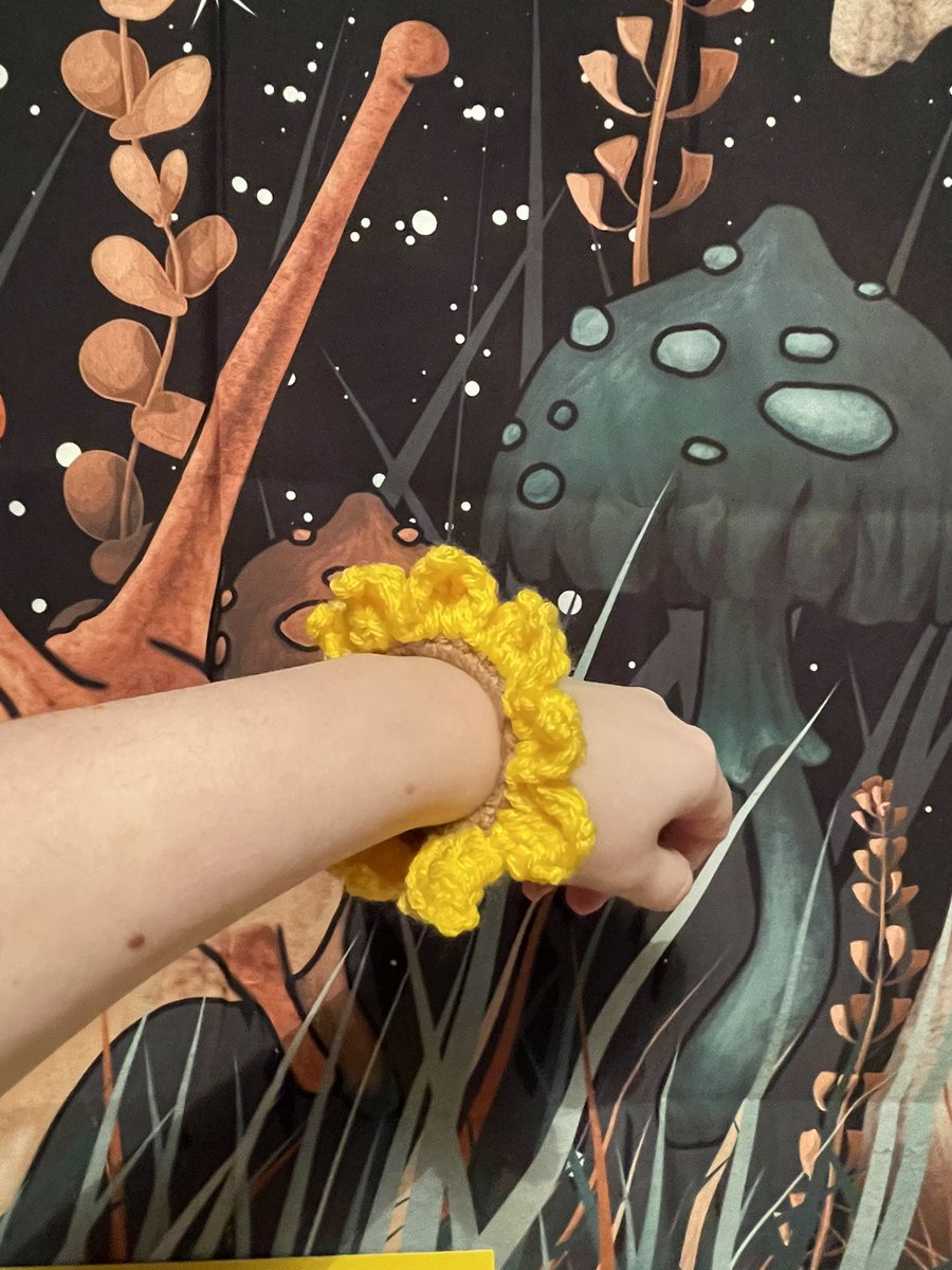 lilhookscrochet's tweet photo. Sunflower scrunchies are perfect for spring 🌻 https://t.co/A67HSwTEIL