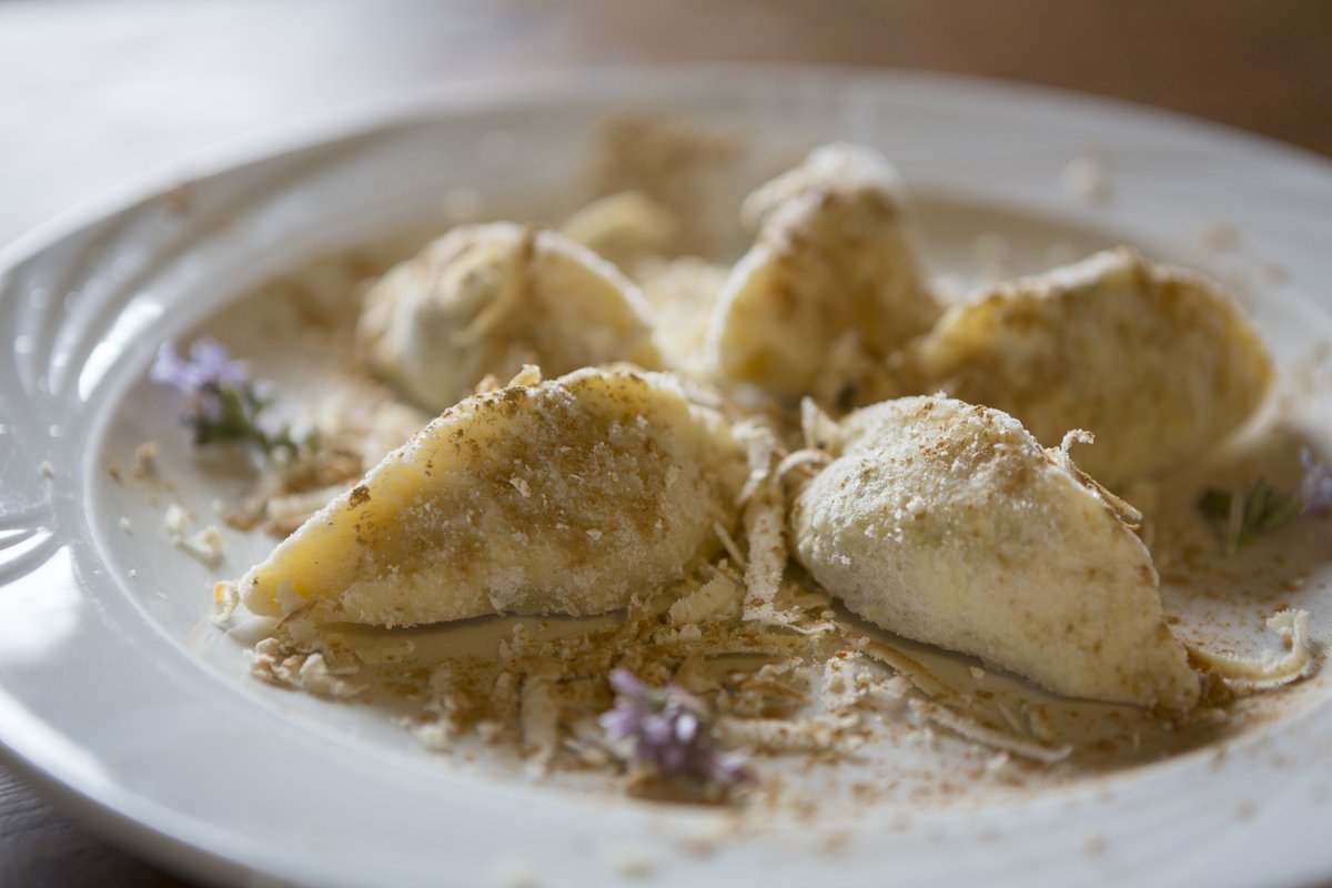 VisitFVG's tweet photo. 🍽️Conosci i cjarsons (o cjalsons)?
Una pasta ripiena tipica della #Carnia, la cui ricetta è differente in ogni vallata e in ogni famiglia per la peculiarità degli ingredienti utilizzati
👉Secondo voi quali sono gli ingredienti che non posso proprio mancare?😋

#iosonofvg #fvglive https://t.co/TZ6xsE9jiY
