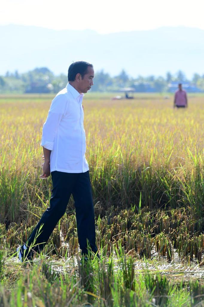 P13re's tweet photo. @alextham878 'TELUNJUK JOKOWI' adlh  pertimbangan Akhir Kami,ini bentuk penghargaan,hormat &amp; rasa TERIMA KASIH atas DEDIKASI,KARYA &amp; PERJUANGAN.
Krn JOKOWI adlh KITA.
Rakyat Kecil, dimn JOKOWI berasal, Krn DUKUNGAN Kita JOKOWI berhasil membuka 'SEKAT-SEKAT' gelap &amp; 'BUSUK'
#KamiBersamaJokowi https://t.co/pym2NoqfYH
