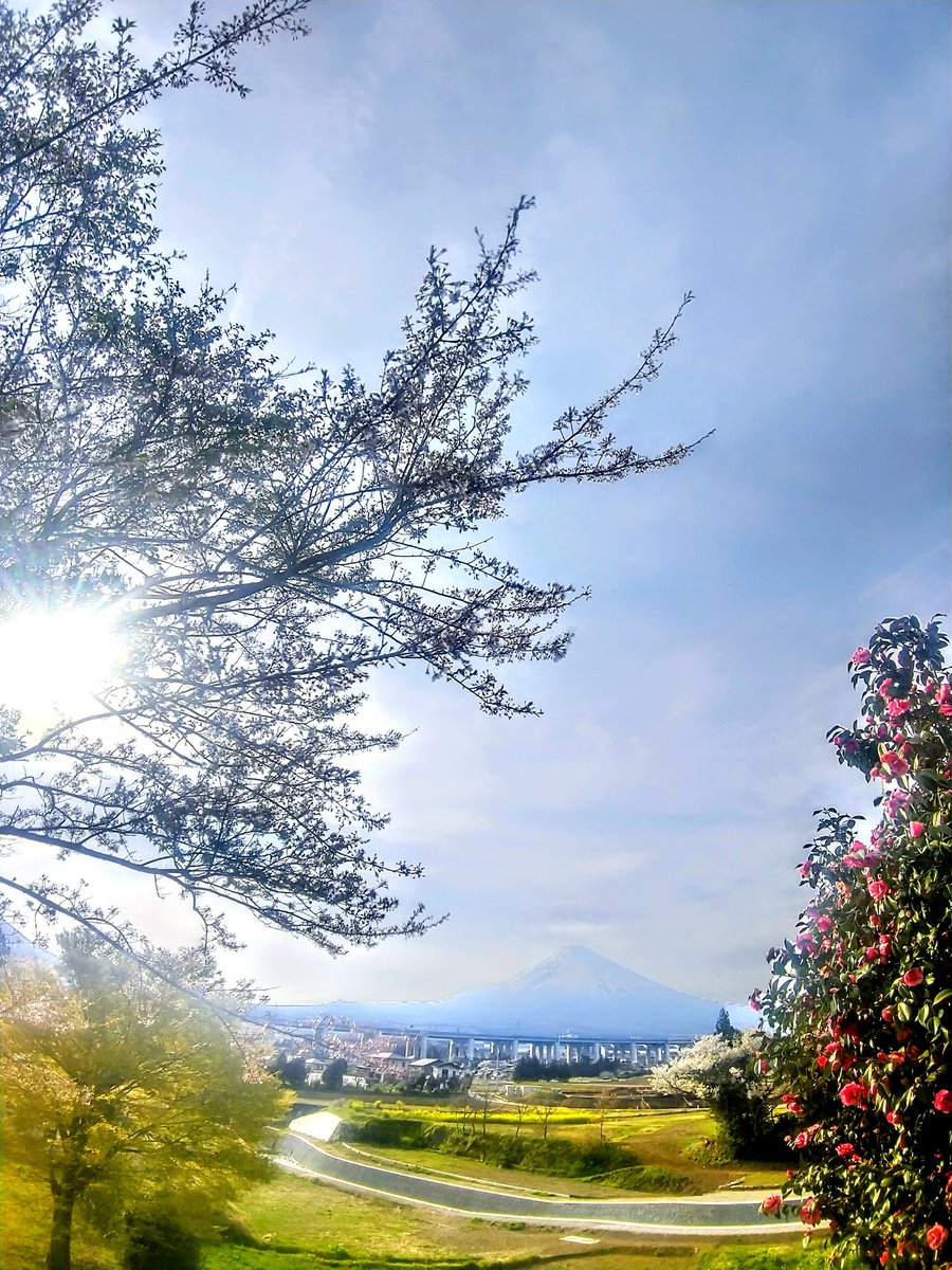 過去空 いつかの 青空と白い雲と お日さんと奥に富士山 静岡県御殿場市中山の JR東海御殿場線の 富士岡駅近くの 富士見台から北西向きに