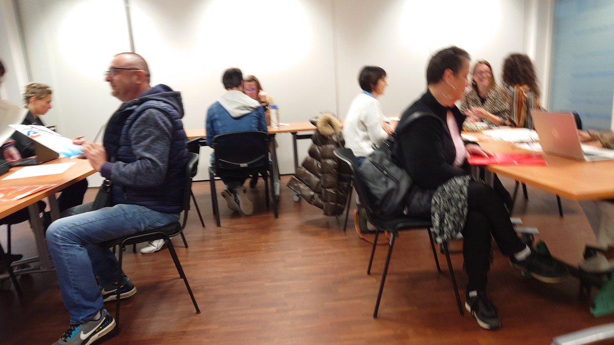Seb_Felix_PE's tweet photo. Ce matin à l'agence de Mont de marsan, 10 employeurs sont venus proposer des immersions à nos demandeurs d'emploi afin qu'ils découvrent leurs secteurs d'activités et valident leurs projets professionnels : 
30 immersions signées ! 
Même opération cet après-midi https://t.co/VT3mwVy07g
