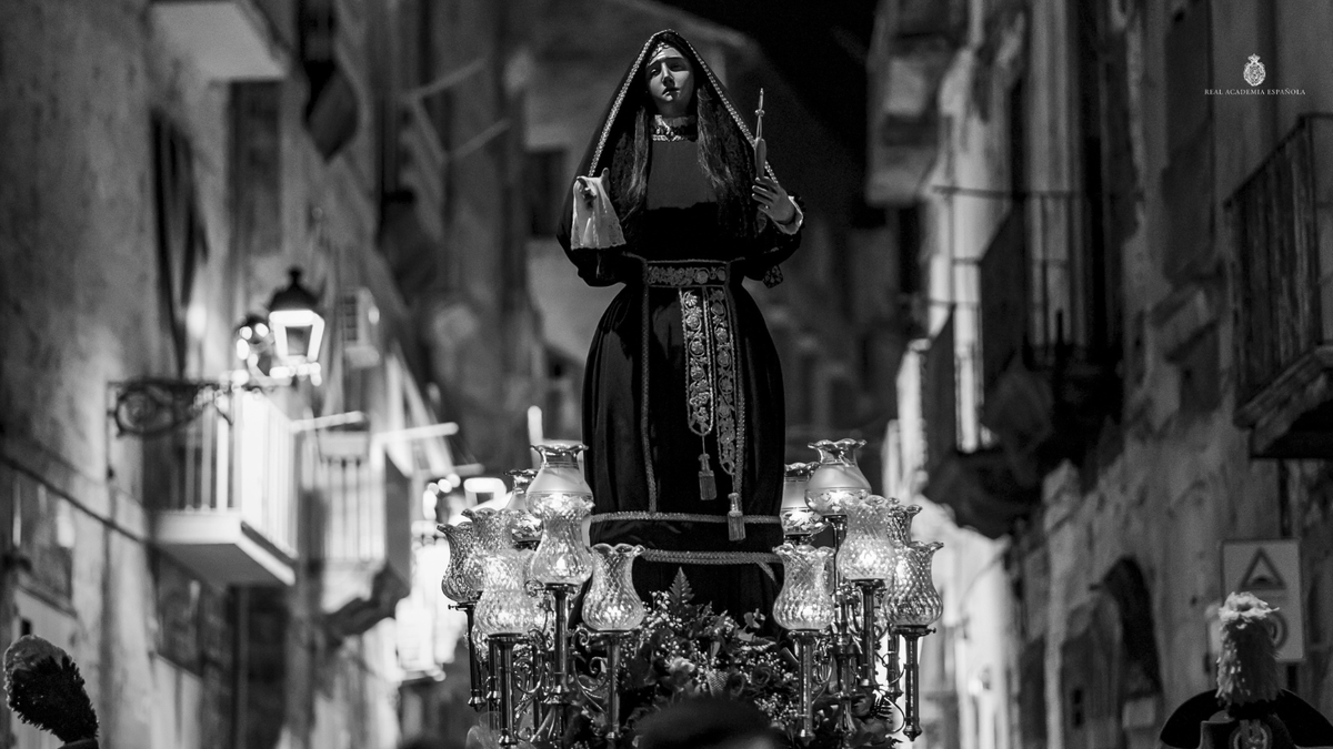 RAEinforma's tweet photo. En Semana Santa, recuerden que los nombres de festividades se escriben con mayúscula:

el Domingo de Ramos
el Jueves Santo
el Domingo de Resurrección

Y así se escriben otras expresiones de esta época:

pasión de Cristo
oficios
oración en el huerto
misa
el Nazareno
la Virgen https://t.co/Q3V1OgROZM