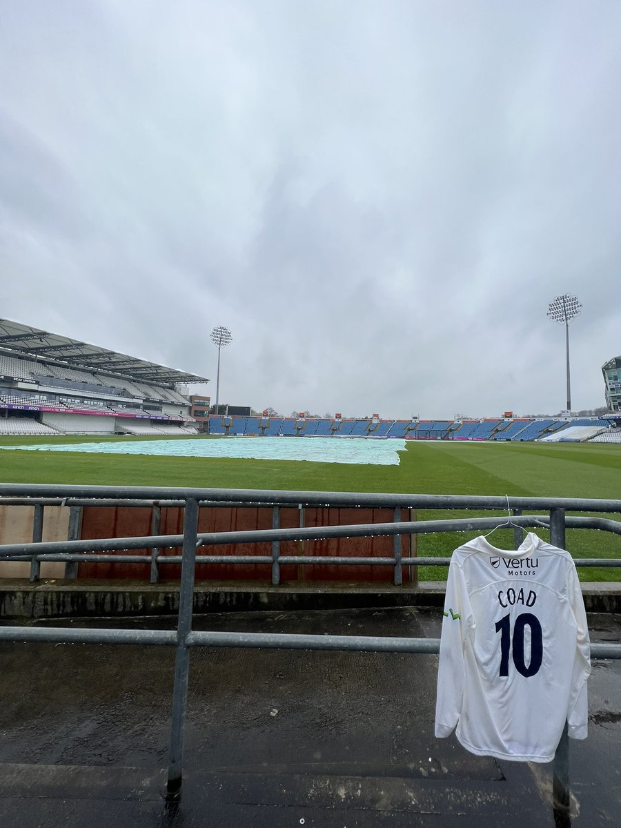 YorkshireCCC's tweet image. Happy Cricket Eve Yorkshire Fans🥳🏏

To celebrate the start of the season, we are giving away a Ben Coad signed shirt as an early present 🙏 

RT and ensure you’re following us to enter 👊 

Winner announced at lunch tomorrow 👍

Good Luck!🏏 

#YorkshireFamily