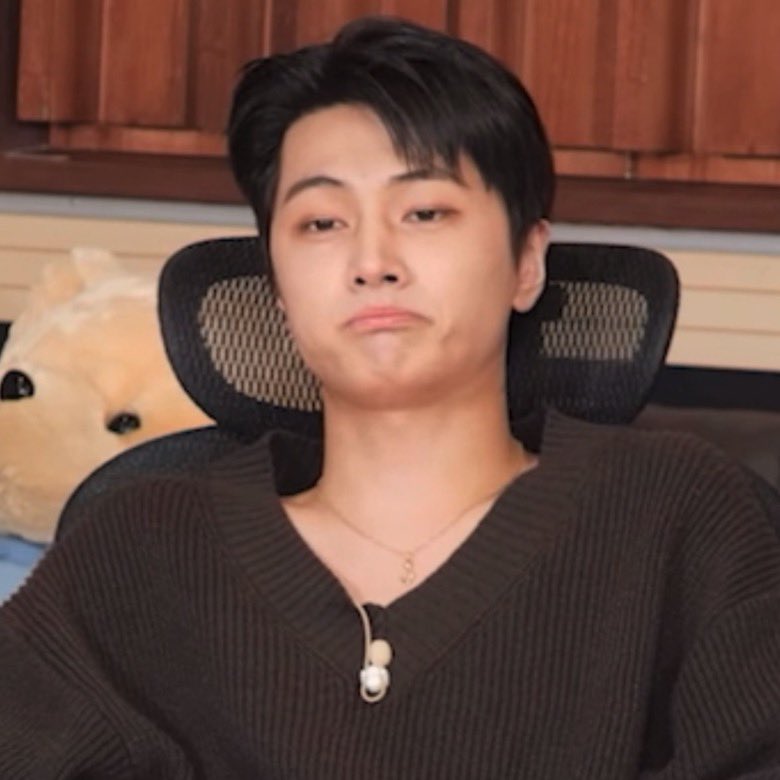 nocontextpjs's tweet photo. 🐈‍⬛: i’m the cutest boy. https://t.co/XH2hWHRsIH