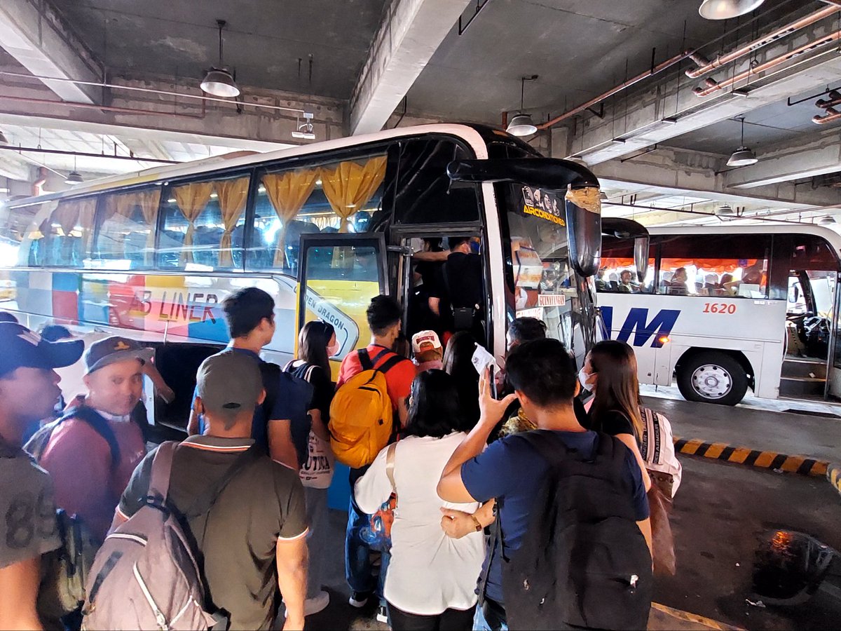 RodLagusad's tweet photo. TINGNAN: Tuloy-tuloy ang biyahe ng mga pauwi sa kani-kanilang mga probinsya dito sa PITX ngayong Holy Wednesday.

Ayon sa PITX may mga biyahe pa rin bukas, Maundy Thursday habang karamihan sa mga provincial buses ay wala ng biyahe sa Good Friday. | @PTVph https://t.co/uKbf6VjhoQ