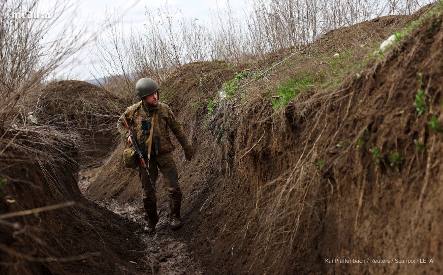 Meduza in English on Twitter "Ukrainian soldiers in the trenches near