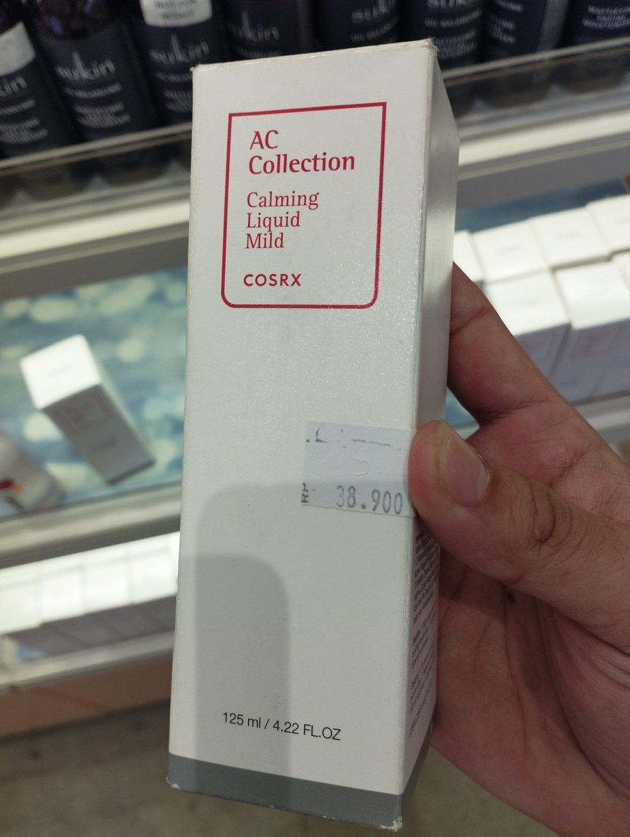BanyuSadewa's tweet photo. Buat yang suka laper mata liat diskonan skinker di store Sociolla, SELALU TELITI cek expired nya dulu yah.
Jangan langsung ngiler liat harganya trus langsung bayar di kasir. Cek dulu expirednya. Ini toner harganya menggoda banget, pas di cek expired nya BULAN INI 😂 https://t.co/u4jd4XfOfe