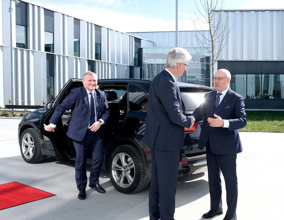 essneutron's tweet photo. #ESS was honoured to welcome the President of #Estonia @AlarKaris &amp; delegation! The group got to see the progress made in the facility's construction, with a particular focus on Estonian contributions. #Collaboration towards scientific excellence! 🇪🇪
🔗 https://t.co/WR4F0l7CFB https://t.co/4gapeqsrT9
