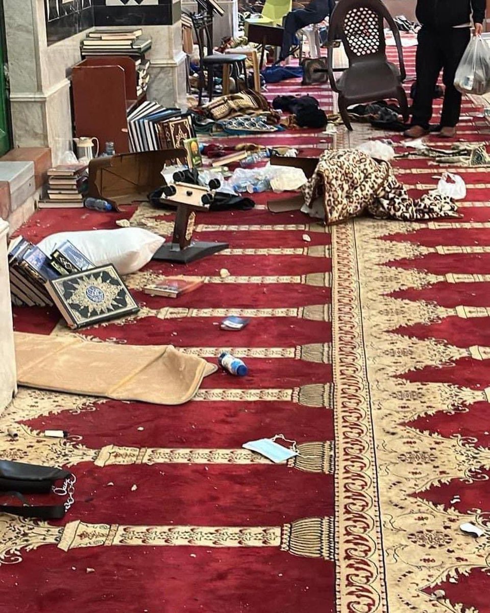 seyitahmetgunn's tweet photo. #AlAqsa Camii'nde baskın düzenleyen, ibadet edenlere saldıran İsrail, bu saldırıları sadece Filistinlilere değil, topyekün İslam alemine yapıyor.

"Zalimler için yaşasan cehennem" "Mescid-i Aksa onurumuzdur" 

#Kudüs #Filistin https://t.co/jgTvrZK42A