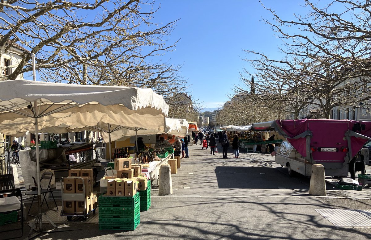 #Mercredi #Carouge #Genève #Suisse 🇨🇭
#Marche #Markt #Market 
#Buy #local #support #TheLocals
#Flowers #Gardening #Wine #Vegetables #Food #Cheese #Bread 
#Spring #Sunshine #Vibes