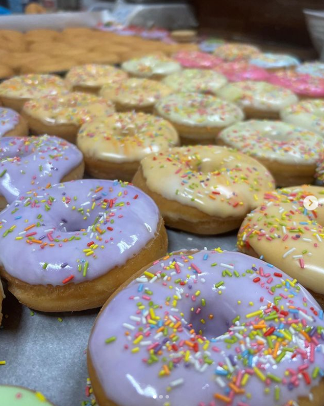 #TheApprentice winner Carina's @DoughBakehouse 𝐄𝐀𝐒𝐓𝐄𝐑 𝐃𝐎𝐔𝐆𝐇𝐍𝐔𝐓𝐒 𝐇𝐀𝐕𝐄 𝐀𝐑𝐑𝐈𝐕𝐄𝐃🐣 Made with our classic doughnut recipe, dipped in a sweet and colorful glaze and finished with sprinkles...YUM🤤🍩 Dough is at Milkwood Rd Herne Hill and BOXPARK E Croydon