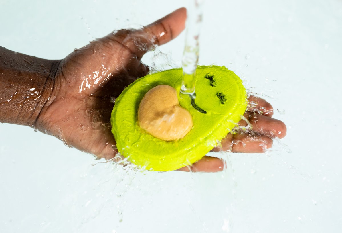 LushSpain's tweet photo. No sé si utilizarlo para hacer espuma en mi próximo baño o adoptarlo y abrazarlo muy fuerte. 🥑🥺
#LushSpain #AvoCuddle https://t.co/URwlhLmq2O