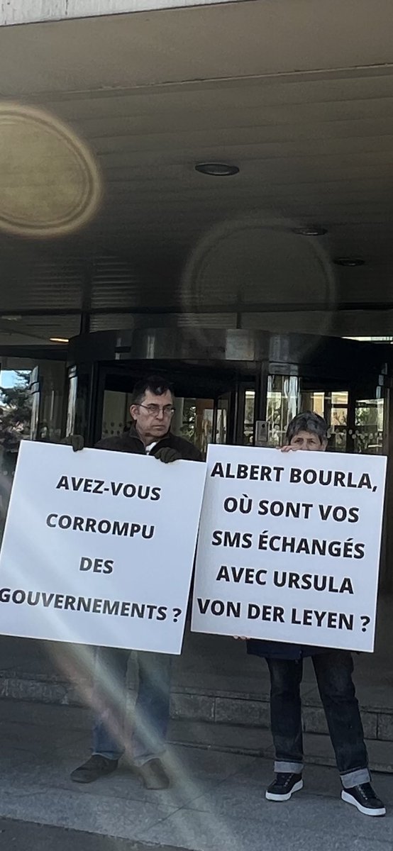 f_philippot's tweet photo. Des questions essentielles qu’on a posées hier à #Pfizer directement à son siège : « Où sont les SMS de Bourla avec Ursula ? Avez-vous corrompu des gouvernements ? » !

On est au cœur du sujet !

Merci de relayer cette opération importante ! 
⤵️ https://t.co/7oB8eAfXXi