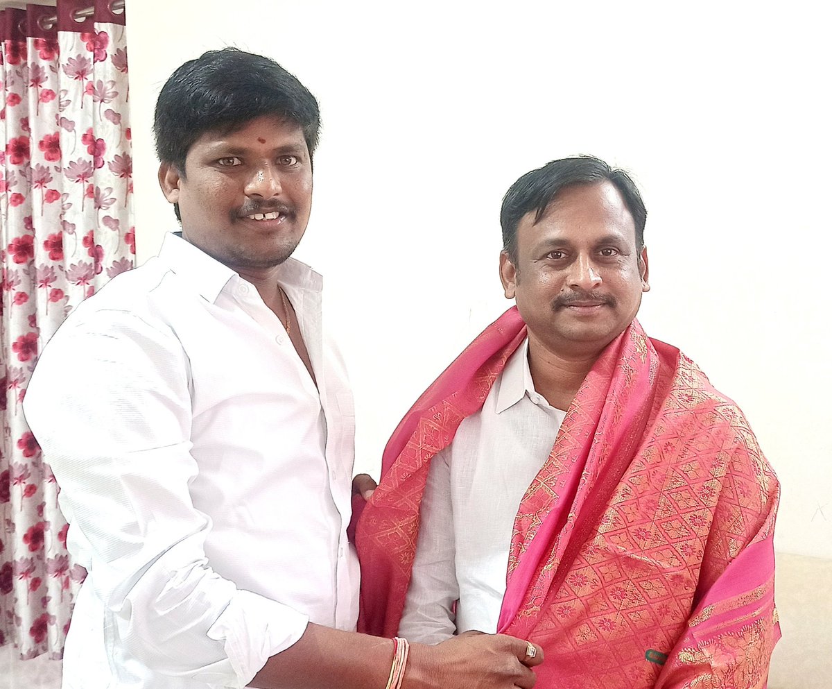 SriramYadavBRS's tweet photo. తెలంగాణ రాష్ట్ర టూరిజం డెవలప్మెంట్ కార్పోరేషన్’ చైర్మన్ గా నియమితులైన టిఆర్ఎస్ రాష్ట్ర అధ్యక్షులు గెల్లు శ్రీనివాస్ యాదవ్ అన్న గారిని తన నివాసంలో కలిసి శుభాకాంక్షలు తెలియజేయడం జరిగింది @GelluSrinuTRS  @KTRBRS https://t.co/8sF3B0Ix4D