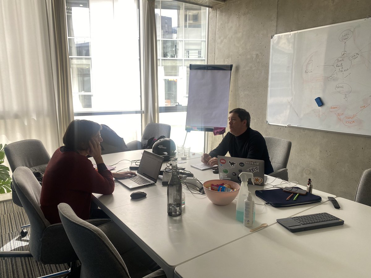 #Boosterdays

Malgré la soirée Boost Your Network d'hier, les Boostés et les experts ont bien répondu présent pour ce deuxième jour, toujours chez @emotic.
Ambiance studieuse pour les rendez-vous tech, finance, business et orga 
Objectif ? Roadmap ! 

#startup #accompagnement