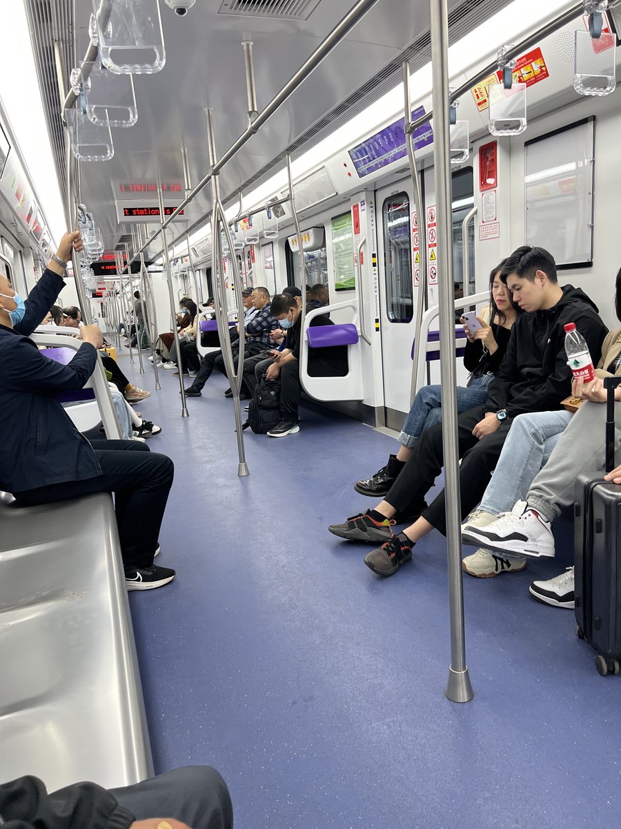 gegehaoyang's tweet photo. 地铁站厕所2⃣️
隔空投送约到的陌生人，又吃精液又喝尿，真满足！
可以➕V信 Solaaaaaaaaa 备注来自推！然后把你们的尿和精液收集起来邮给我，我可以把喝尿吞精的画面拍下来发给你。也可以下次让别人用你的精液当润滑操进去，想想就刺激！ https://t.co/bqFELsCZnA