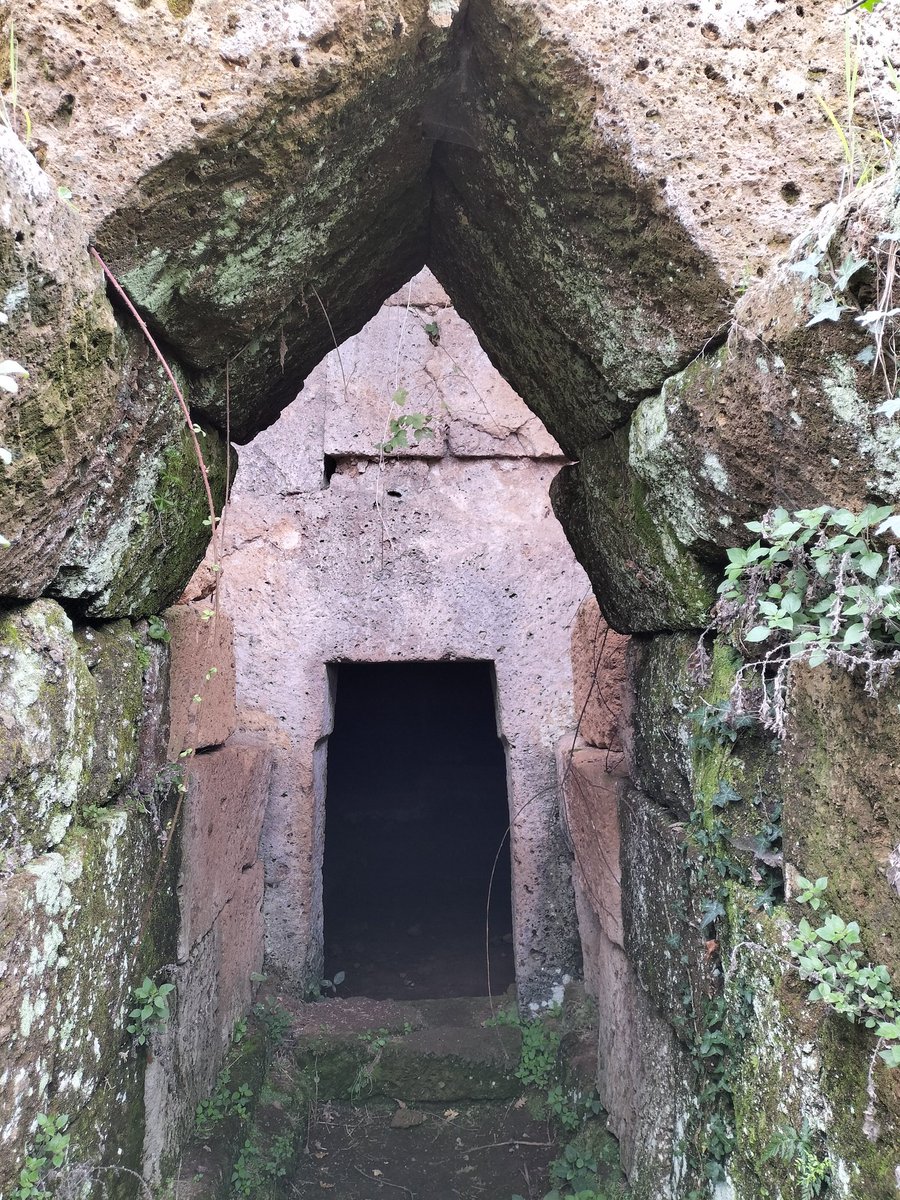 MarcoBombagi's tweet photo. Scatti dalla necropoli di Casale Vignale, la più vasta e importante nel territorio di #Blera (VT). Altro angolo meraviglioso di #cultura, #paesaggio e #storia della #Tuscia viterbese. Antiche tombe e profumi di #primavera per un'avventura nei millenni. #ScrivoArte #natura #nature https://t.co/9QrH8SvjOJ