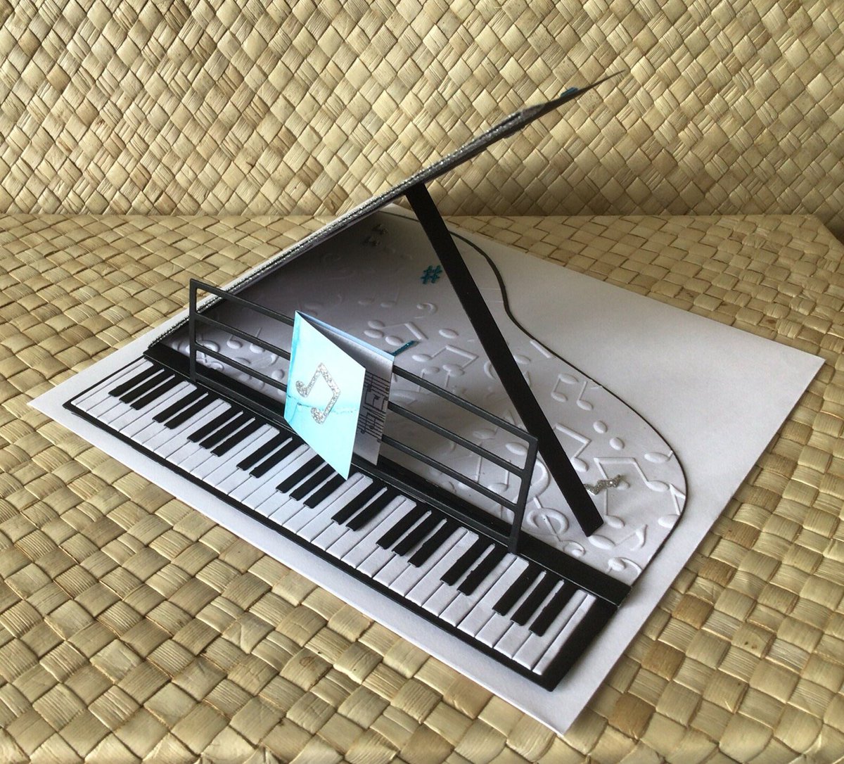 Is your Dad, brother, significant other a piano star?  Make his birthday a unique one with this cool handmade easel card 😎 
etsy.com/uk/listing/143…

#elevenseshour #UKCraftersHour #shopsmallbiz #LincsConnect #pianist #wednesdaythought