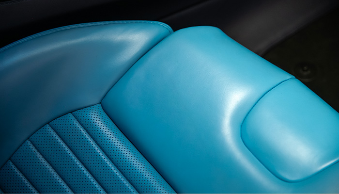 Ferrari's tweet photo. Take a look at this Tailor Made #FerrariSF90Spider inspired by the iconic 1980 #Ferrari308GTBi.
The paintwork perfectly matches the vintage elegance of black Alcantara® and deep blue tones of the interior, creating a restrained and functional ambience.
#FerrariTailorMade #Ferrari https://t.co/L73qQ5vkmv