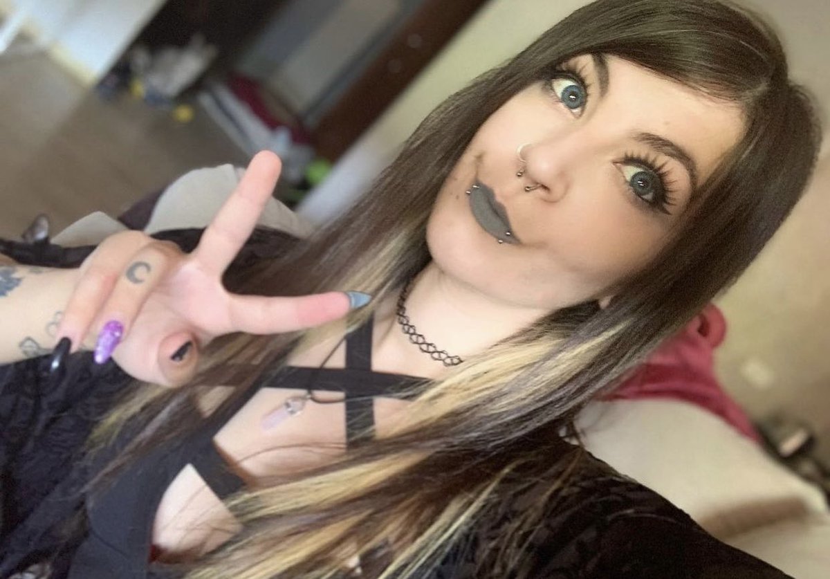 strix_und_bones's tweet photo. Tu main del lol y tu https://t.co/BcND0adCIE