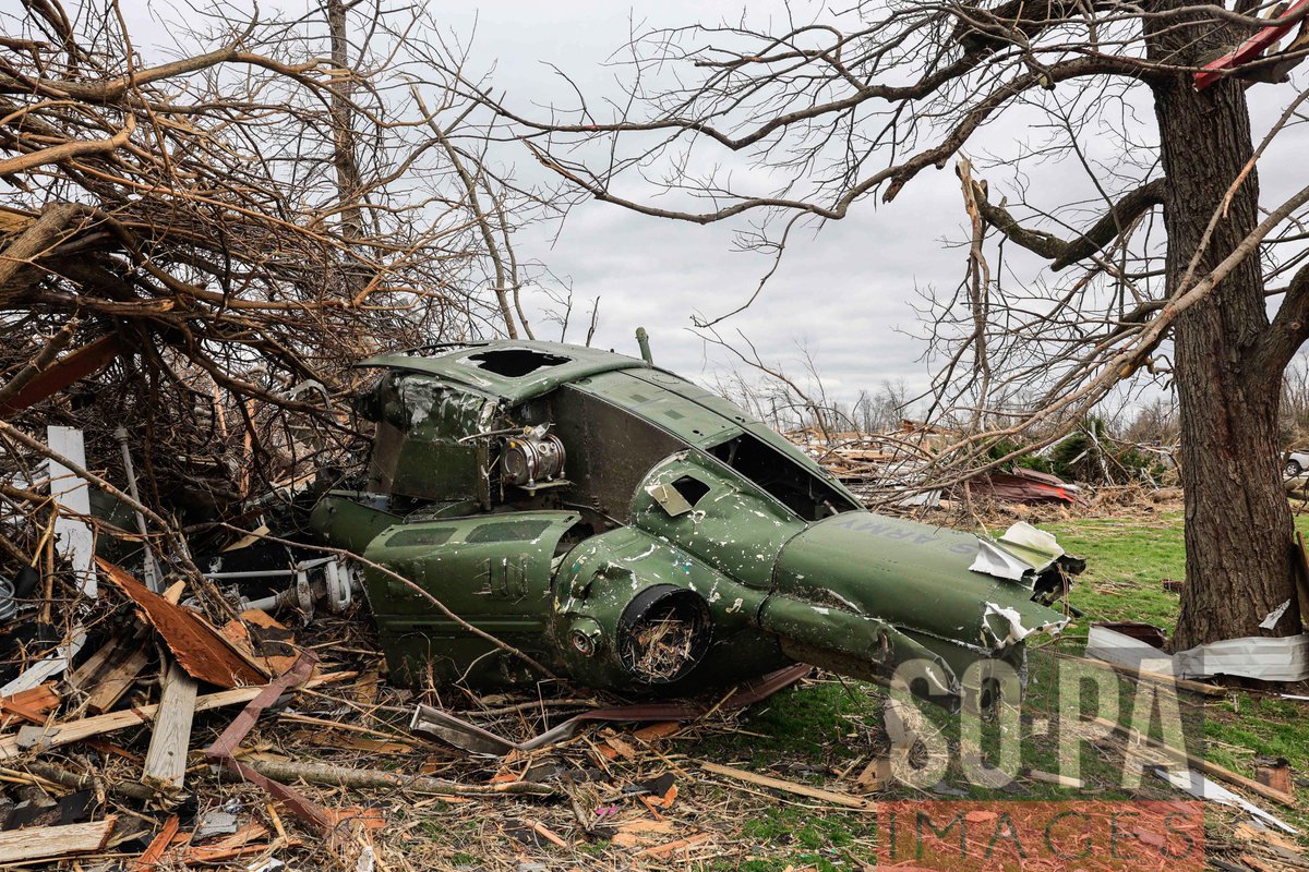 sopaimages's tweet photo. The residential area seen in #ruins by the #tornado in #Sullivan, #UnitedStates on Apr 1, 2023. Three people were #declareddead, and 8 others were #injured, as the search and rescue operation continued Saturday afternoon. 📷 Jeremy Hogan for SOPA Images https://t.co/EHIszLdk51