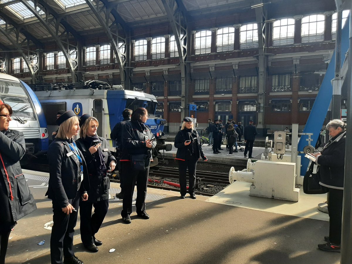 alexnicollet31's tweet photo. Hier nous avons réalisé une grande opération de contrôle des titres de transport en gare de Lille Flandres. Tous les trains ont été filtrés en soirée. Notre agissons avec détermination pour lutter contre la fraude dans nos trains
@TERHDF #lutteantifraude https://t.co/0ycYqYnhtT