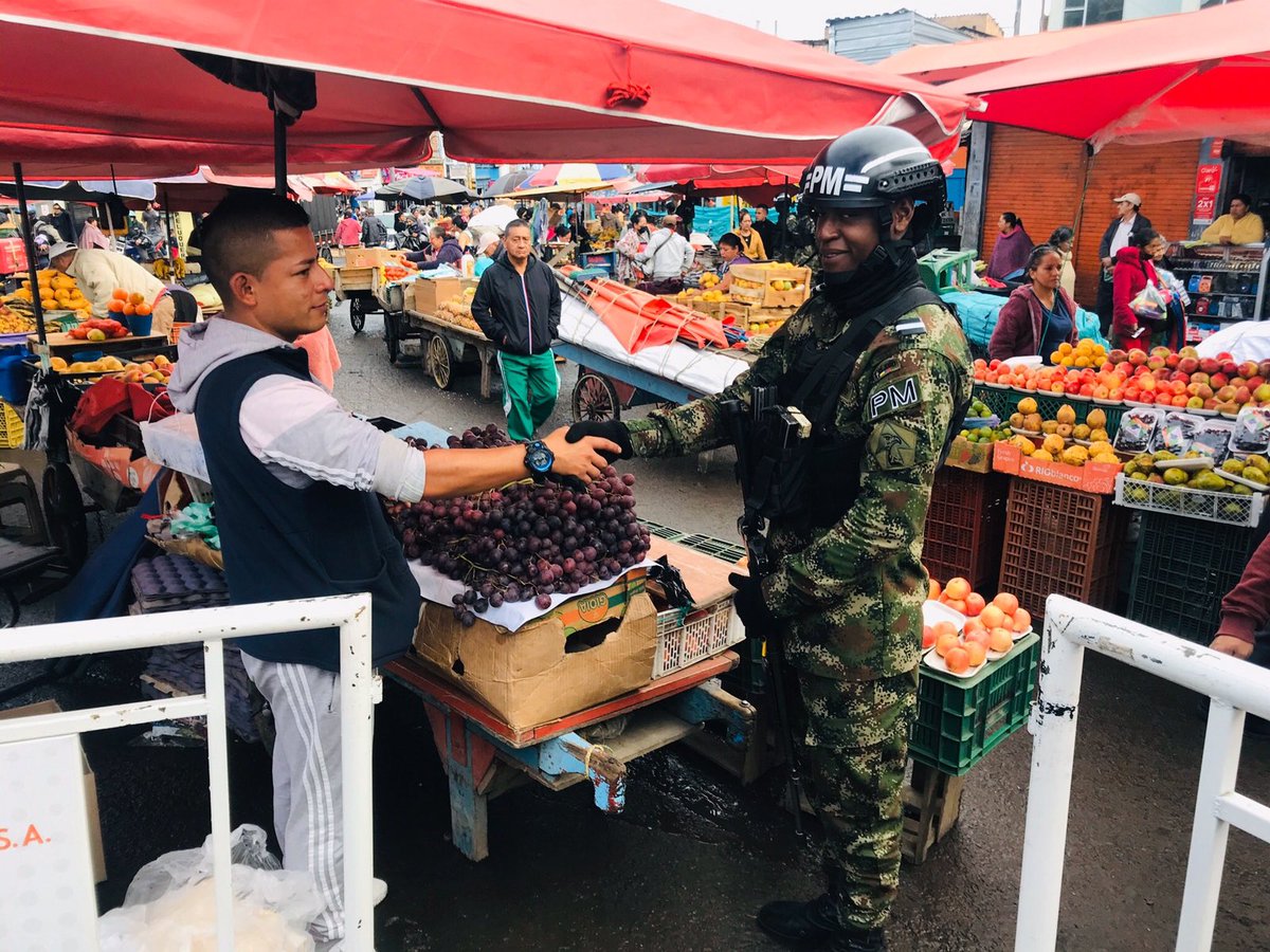 AndresPB1981's tweet photo. #AEstaHora @PoliciaPasto y @Ejercito_Div3 #BASPC23 acompañan la apertura de la #FeriadePescado en el sector del Potrerillo. La @alcaldiapasto invita a la comunidad ha disfrutar de una variedad de 🐟🐠🐡🍤🍣, con todas las medidas sanitarias requeridas. Un buen plato para disfrutar en esta #SemanaSanta2023
🧵👇1/3
@GERMANCHAMORRO1
@PoliciaPasto
@Ejercito_Div3
#PlazasdeMercado
#SaludPasto
#UNIDOSporlaSeguridad de #LaGranCapital