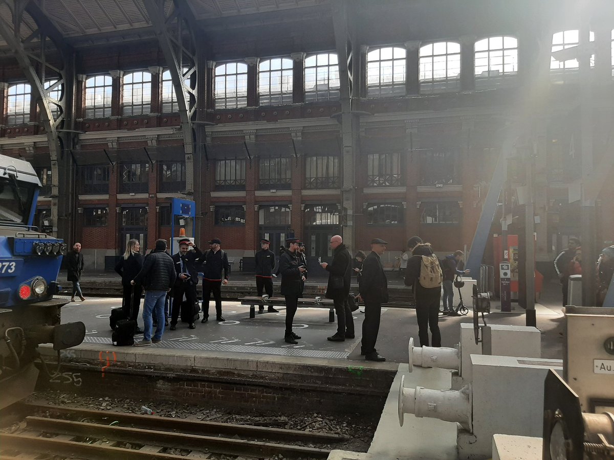 Hier nous avons réalisé une grande opération de contrôle des titres de transport en gare de Lille Flandres. Tous les trains ont été filtrés en soirée. Notre agissons avec détermination pour lutter contre la fraude dans nos trains
<a href="/TERHDF/">TER Hauts-de-France</a> #lutteantifraude