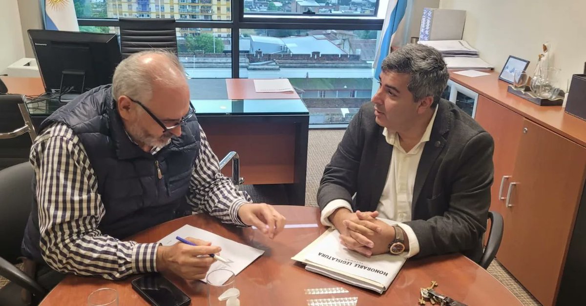 JuanCasanas1's tweet image. Hoy nos reunimos con el legislador @raul_ferrazzano , analizamos el panorama politico, los avances en la campaña, el futuro de Yerba Buena.
Hay mucho trabajo por realizar y creemos que en el municipio podemos hacerlo mejor este 2023. 💪👥

#YerbaBuena #CarlosCasañas #Elecciones