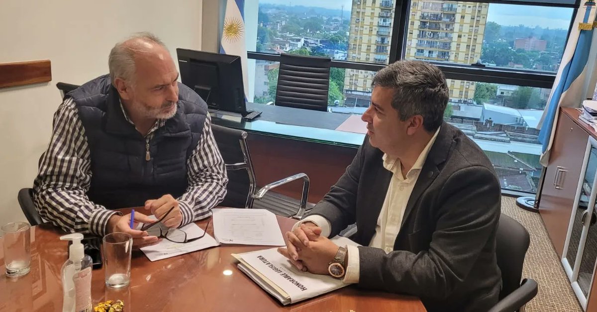 JuanCasanas1's tweet image. Hoy nos reunimos con el legislador @raul_ferrazzano , analizamos el panorama politico, los avances en la campaña, el futuro de Yerba Buena.
Hay mucho trabajo por realizar y creemos que en el municipio podemos hacerlo mejor este 2023. 💪👥

#YerbaBuena #CarlosCasañas #Elecciones