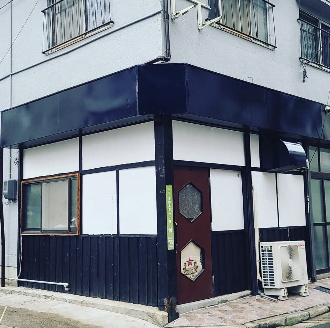 kunseimania's tweet photo. 換気フードを看板色に塗ったらランドセルみたいになりました。
今ではランドセルのように愛着湧いてます。
#燻製
#キャンプ飯
#中華料理
#居酒屋
#燻製酒場ながと
#4月オープン
#広島
#ランドセル
#換気フード https://t.co/j2O1SfVvEm