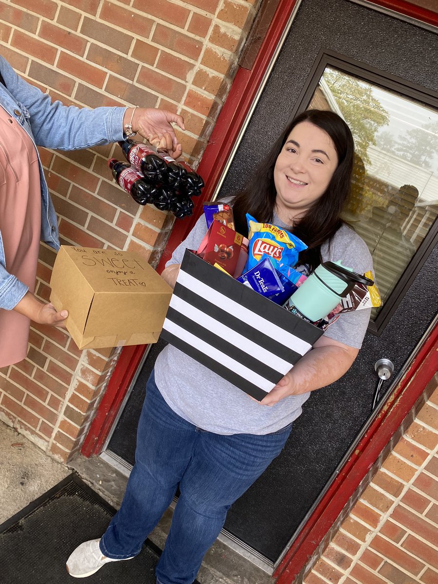 WilliamsT2nd's tweet photo. Happy Assistant Principal Appreciation Week to our super woman on campus! @MrsBriggsEdu 💕 🍎 We appreciate all that you do, it doesn’t go unnoticed! @Scurlockbears @HokeCoSchools @2ndgradeSBears https://t.co/n2nUFd6EQs