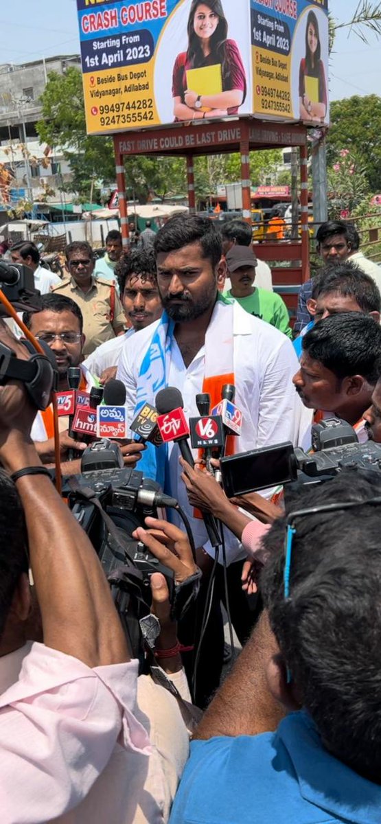 VenkatBalmoor's tweet photo. #TSNSUI అధ్యక్షుడు వెంకట్ గారు & NSUI నాయకుల అక్రమ అరెస్టుకు నీరసనగా, ఆదిలాబాద్ జిల్లా NSUI అద్యక్షుడు శాంతన్ రావు అధ్వర్యంలో కెసిఆర్ దిష్టిబొమ్మ దహనం చేయడం జరిగింది.
ఈ కార్యక్రమంలో TSNSUI కార్యదర్శి తోట కపిల్,వెంకట్,సచిన్,గిరి,నితిన్, ప్రణయ్ తదితరులు పాల్గొన్నారు. https://t.co/2GQa6E6vp3