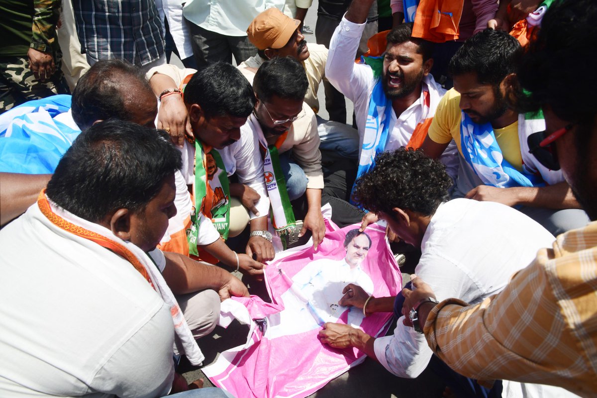 VenkatBalmoor's tweet photo. #TSNSUI అధ్యక్షుడు వెంకట్ గారు & NSUI నాయకుల అక్రమ అరెస్టుకు నీరసనగా, ఆదిలాబాద్ జిల్లా NSUI అద్యక్షుడు శాంతన్ రావు అధ్వర్యంలో కెసిఆర్ దిష్టిబొమ్మ దహనం చేయడం జరిగింది.
ఈ కార్యక్రమంలో TSNSUI కార్యదర్శి తోట కపిల్,వెంకట్,సచిన్,గిరి,నితిన్, ప్రణయ్ తదితరులు పాల్గొన్నారు. https://t.co/2GQa6E6vp3